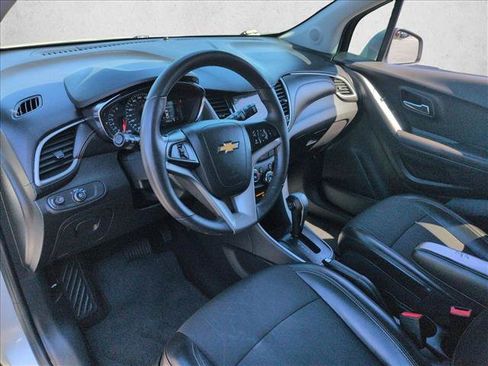 Used 2018 Chevrolet Trax LT w/ LT Convenience Package image 12