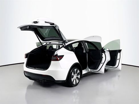Used 2023 Tesla Model Y 2WD image 31