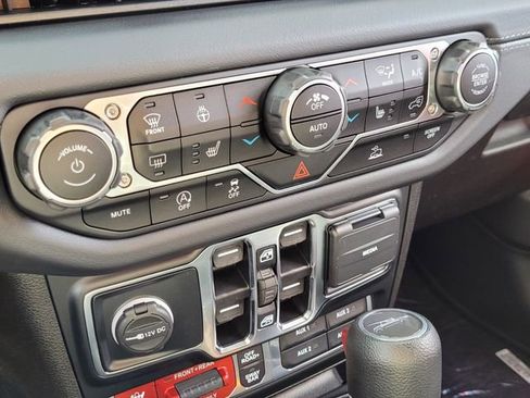 Used 2024 Jeep Gladiator Rubicon w/ Technology Group image 30