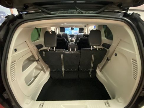 Used 2022 Chrysler Pacifica Touring-L FWD image 8
