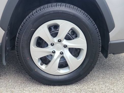 Used 2022 Toyota RAV4 LE FWD image 11