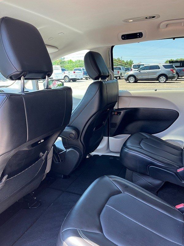 Used 2023 Chrysler Pacifica Touring-L FWD image 11