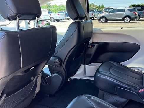 Used 2023 Chrysler Pacifica Touring-L FWD image 11