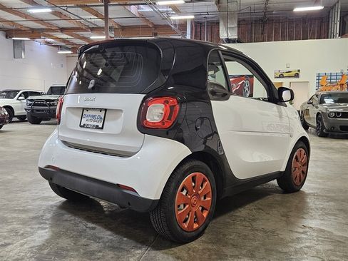 Used 2017 smart fortwo pure RWD image 8