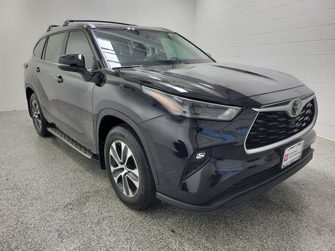 Certified 2024 Toyota Highlander XLE FWD image 3