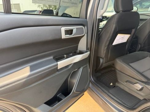 Used 2023 Ford Explorer XLT AWD/4WD image 10