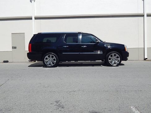 Used 2011 Cadillac Escalade ESV Premium image 2