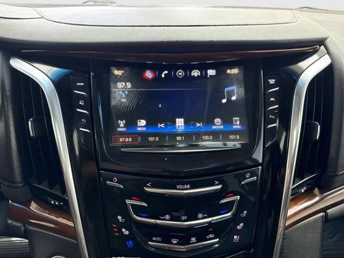 Used 2018 Cadillac Escalade Luxury AWD/4WD image 25