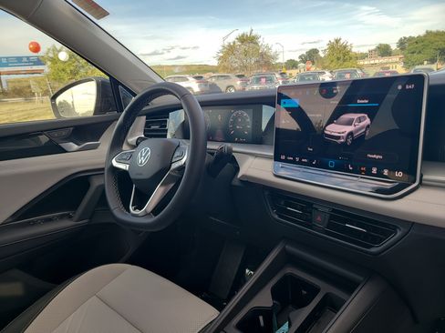 New 2025 Volkswagen Tiguan SE AWD/4WD image 10