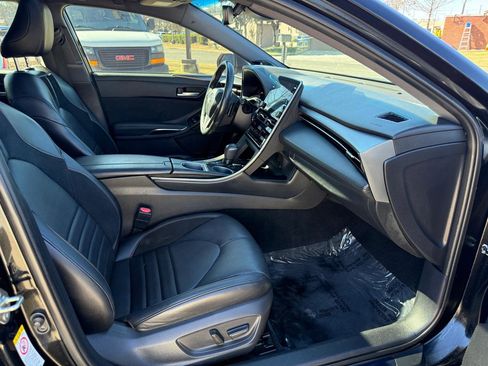 Used 2019 Toyota Avalon XSE image 36