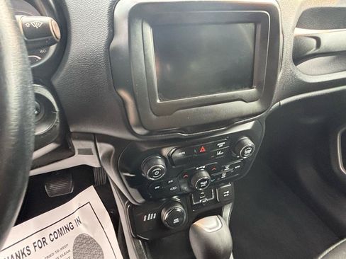 Used 2021 Jeep Renegade Latitude w/ Convenience Group AWD/4WD image 12