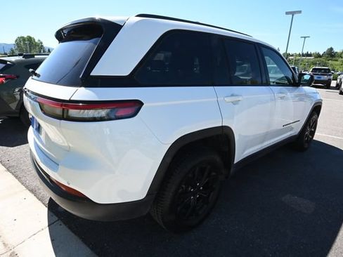 Used 2024 Jeep Grand Cherokee Altitude AWD/4WD image 12