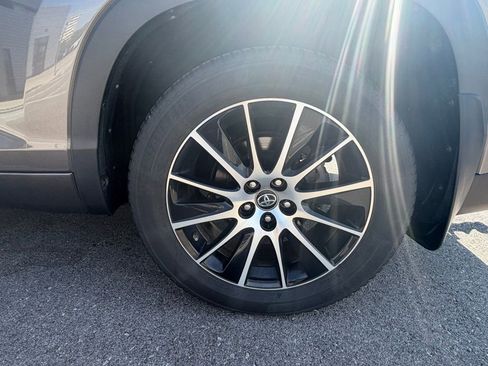 Used 2017 Toyota Highlander SE image 22