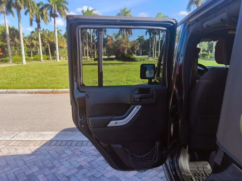 Used 2014 Jeep Wrangler Unlimited Rubicon w/ Connectivity Group AWD/4WD image 29