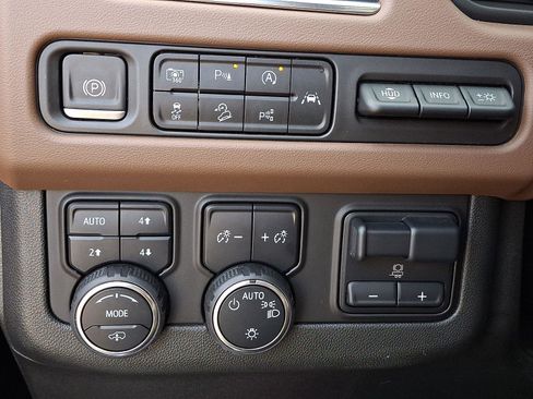 Used 2024 Chevrolet Suburban High Country w/ Advanced Technology Package image 26