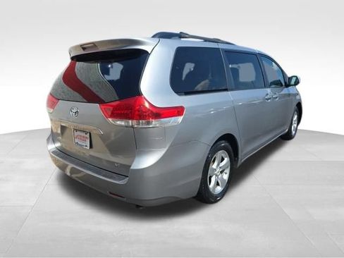 Used 2012 Toyota Sienna LE w/ Towing Pkg FWD image 5