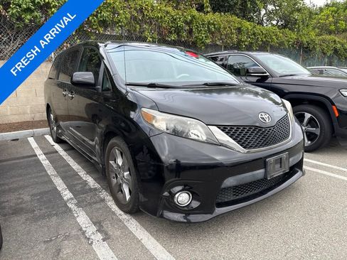 Used 2014 Toyota Sienna SE FWD image 1