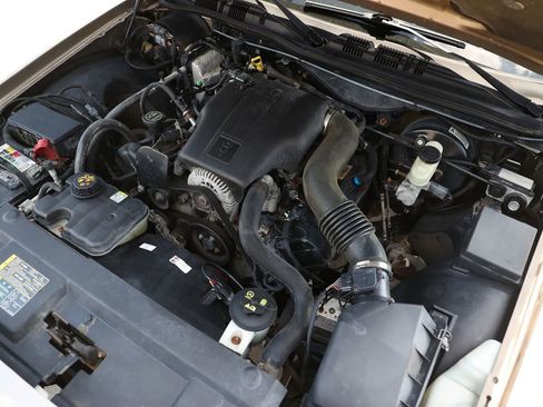 Used 2004 Ford Crown Victoria LX RWD image 38