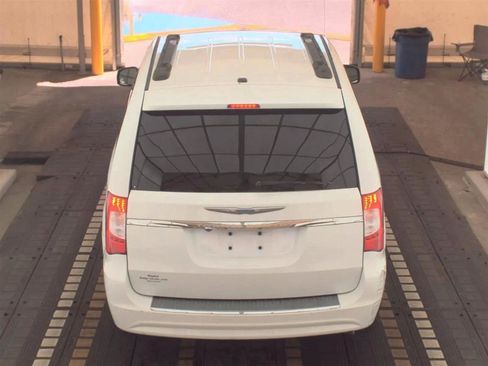 Used 2014 Chrysler Town & Country Touring FWD image 6