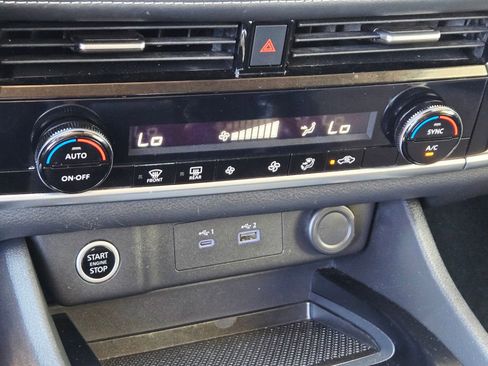 Used 2023 Nissan Rogue SV image 16