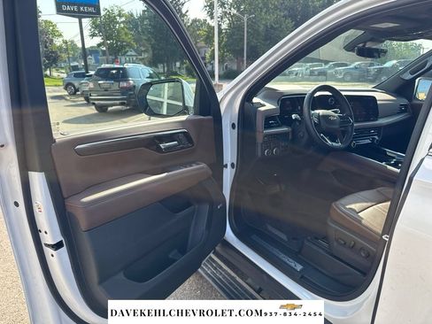 Used 2025 Chevrolet Suburban High Country AWD/4WD image 9