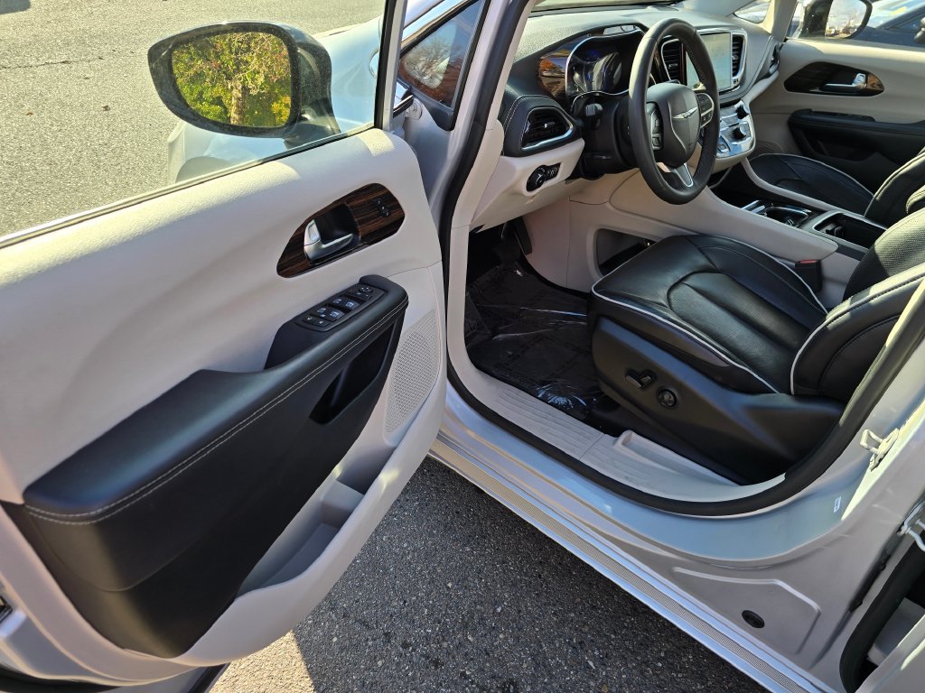 Used 2023 Chrysler Pacifica Limited FWD image 22