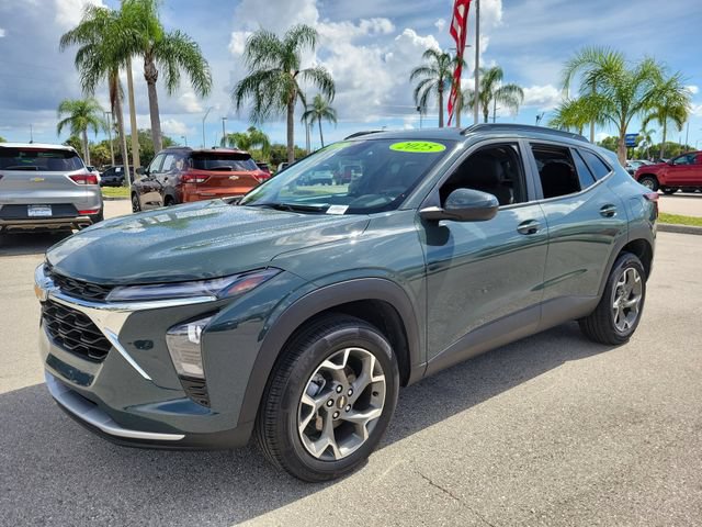 Used 2025 Chevrolet Trax LT FWD image 5