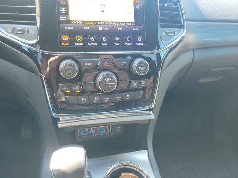 Used 2021 Jeep Grand Cherokee Laredo X RWD image 13