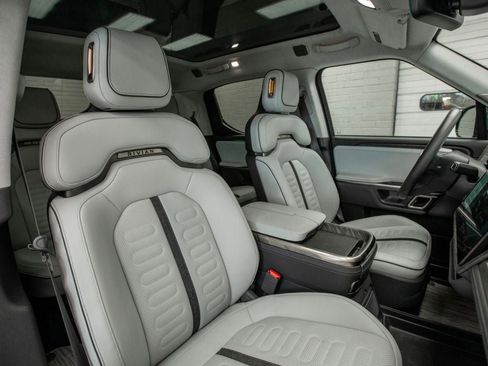 Used 2022 Rivian R1T Adventure image 22