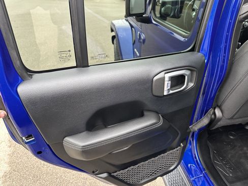 Used 2018 Jeep Wrangler Unlimited Sahara w/ Cold Weather Group image 17