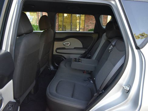 Used 2017 Kia Soul + FWD image 9