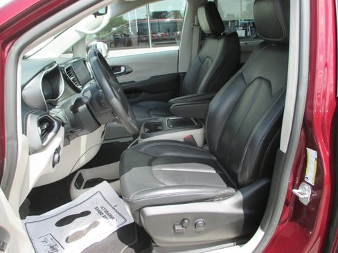 Used 2023 Chrysler Pacifica Touring-L FWD image 15