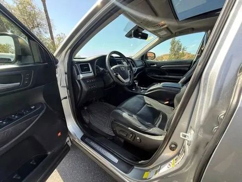 Used 2017 Toyota Highlander Limited Platinum w/ Carpet Mat Package FWD image 9