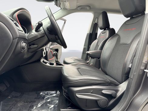 Used 2019 Jeep Compass Trailhawk w/ Cold Weather Group image 11