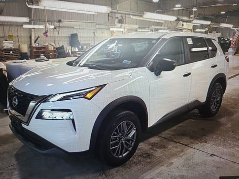 Used 2023 Nissan Rogue S image 2