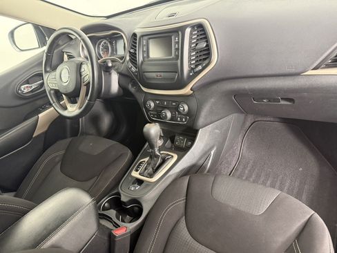 Used 2017 Jeep Cherokee Latitude AWD/4WD image 11
