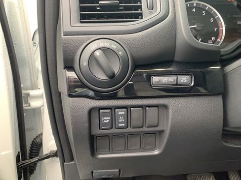 Used 2024 Nissan Titan SV w/ SV Convenience Package AWD/4WD image 24