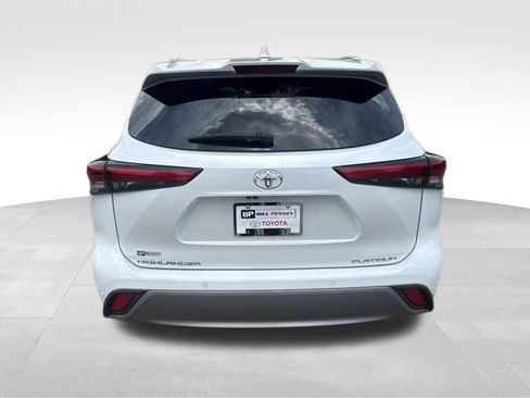 Used 2023 Toyota Highlander Platinum FWD image 4