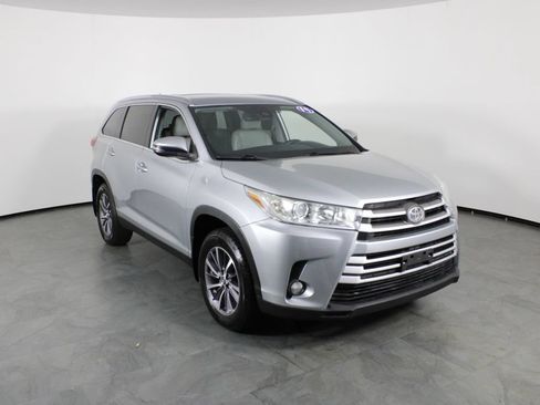 Used 2019 Toyota Highlander XLE AWD/4WD image 4