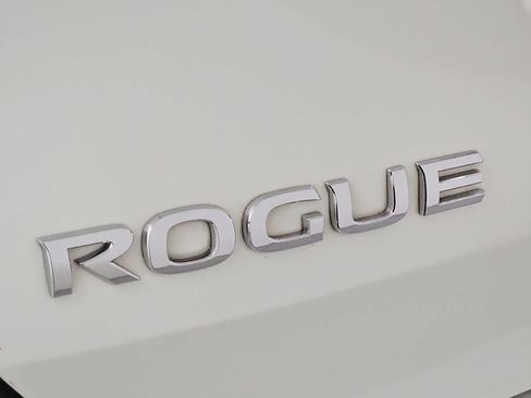 Used 2017 Nissan Rogue S AWD/4WD image 12