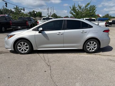 Used 2022 Toyota Corolla LE FWD image 3