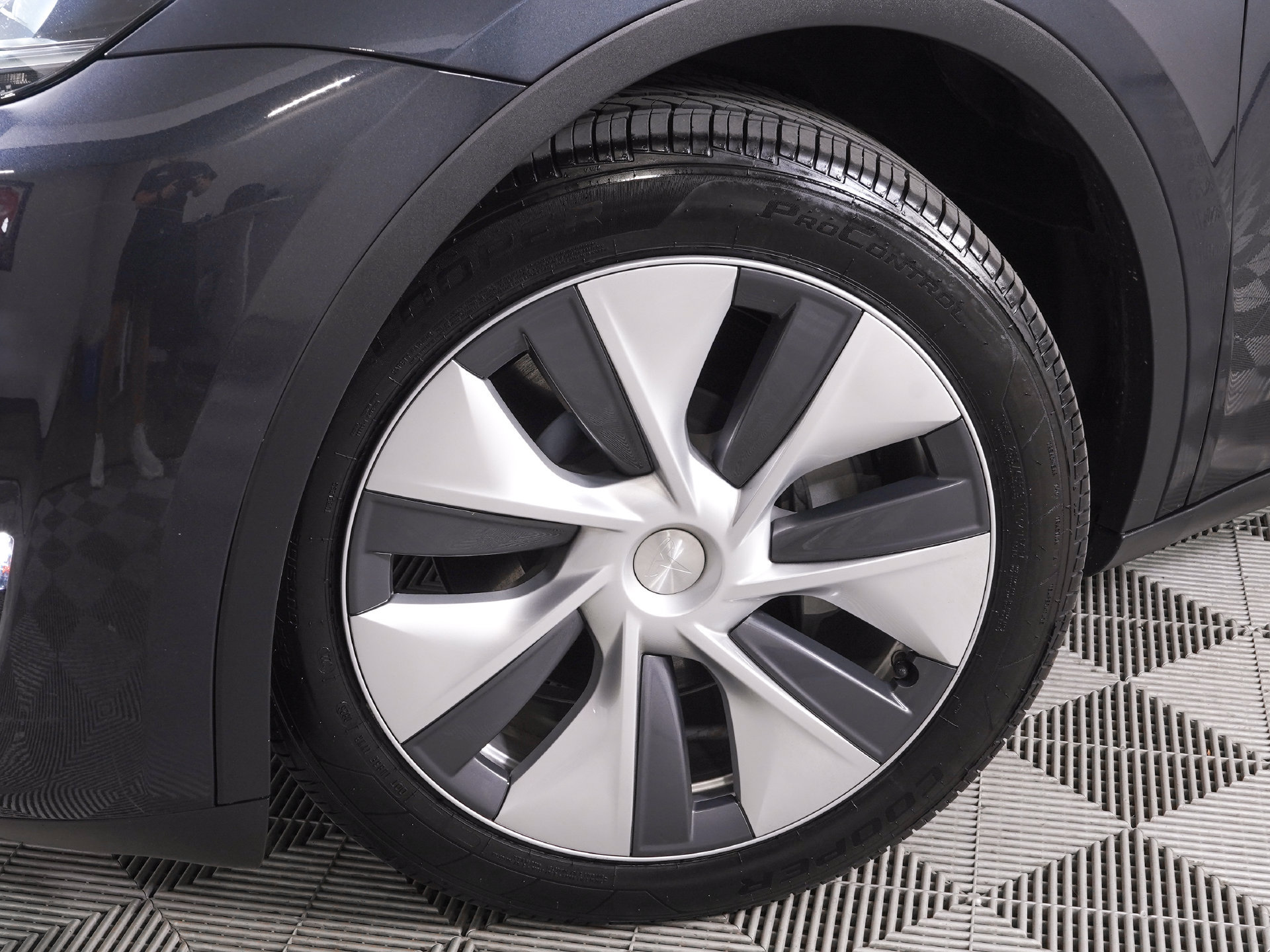 Used 2024 Tesla Model Y Long Range AWD/4WD image 33