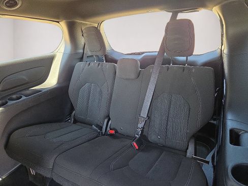 Used 2020 Chrysler Pacifica Touring w/ S Appearance Package FWD image 18