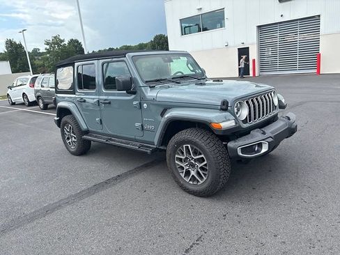 Used 2024 Jeep Wrangler Unlimited Sahara w/ Technology Group AWD/4WD image 2