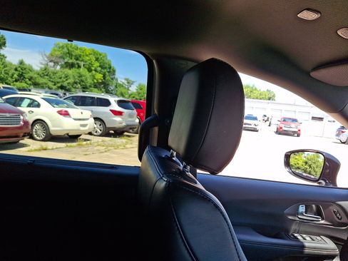 Used 2025 Chrysler Pacifica Select FWD image 13