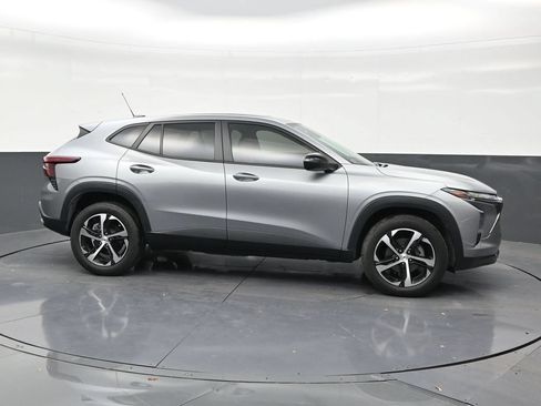 Used 2024 Chevrolet Trax RS w/ Sunroof Package FWD image 6
