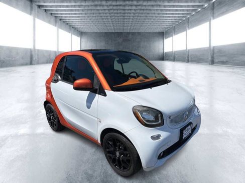 Used 2016 smart fortwo passion RWD image 2