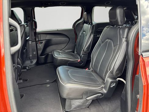 Used 2018 Chrysler Pacifica Limited w/ Advanced Safetytec Group FWD image 15