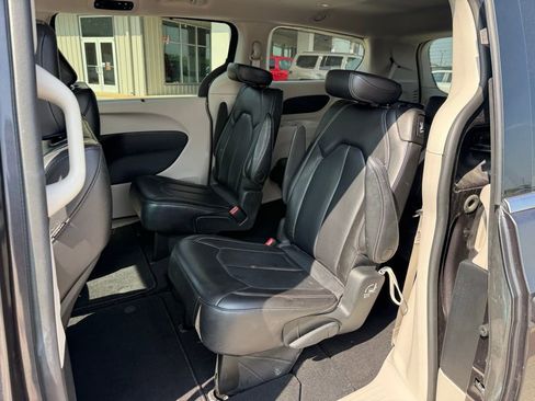Used 2023 Chrysler Pacifica Touring-L FWD image 15