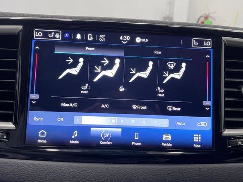 Used 2023 Chrysler Pacifica Touring-L image 17